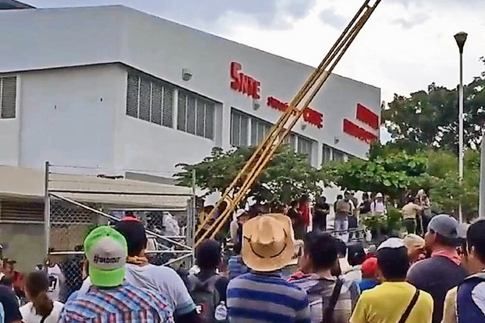 Profesores de Educación indígena y otros rubros inconformes con la reunión convocada, rompieron mesas y sillas; hubo personas golpeadas (ESPECIAL)