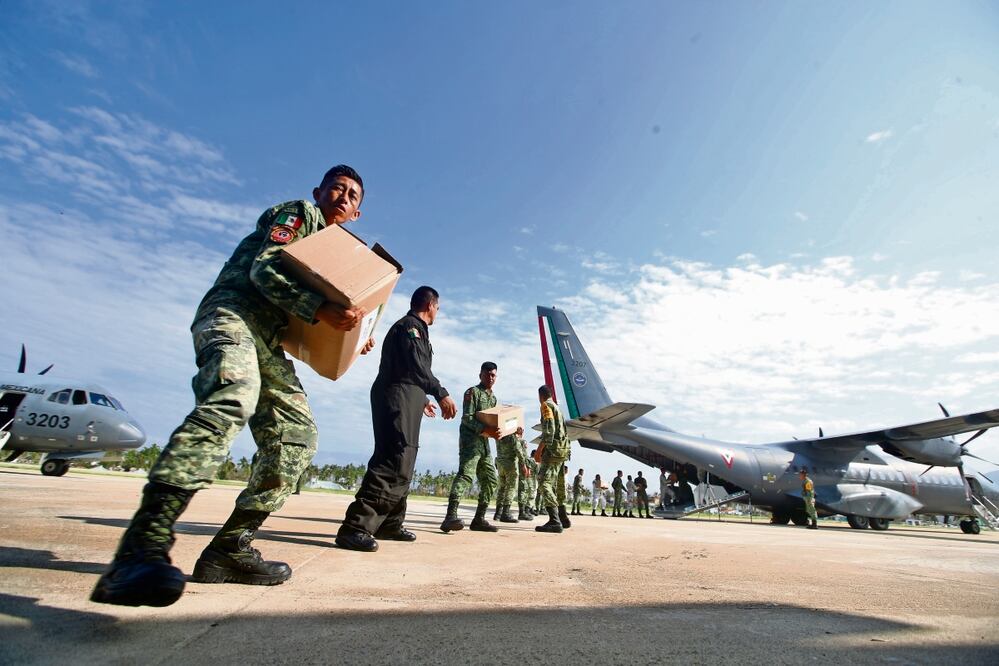 En 2024, la Sedena tendrá un aumento presupuestal de más de 147 mil millones de pesos en comparación con el año en curso. En la imagen, elementos del Ejército descargan ayuda humanitaria para damnificados de Acapulco, el 27 de octubre pasado. Foto: Valente Rosas / EL UNIVERSAL