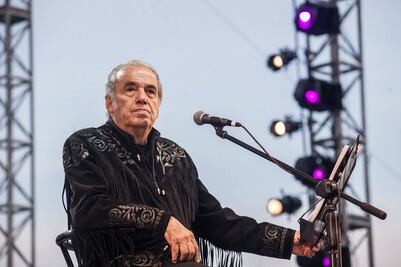 Celebra Óscar Chávez medio siglo de carrera en el Zócalo