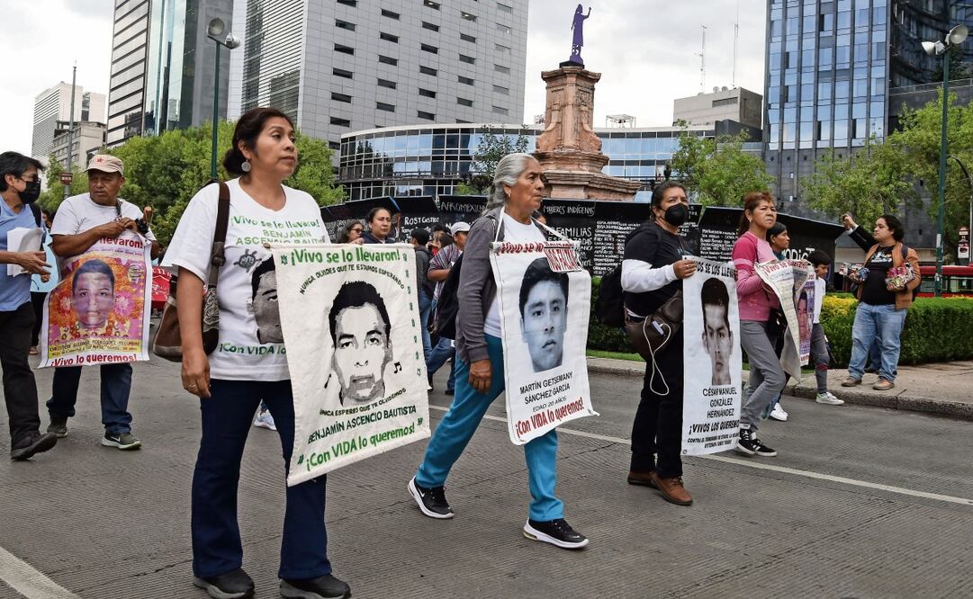 Como cada mes, padres y madres de los normalistas desaparecidos marcharon para exigir al gobierno federal el esclarecimiento del caso que en septiembre cumple 10 años Foto: Yaretzy M. Osnaya EL UNIVERSAL