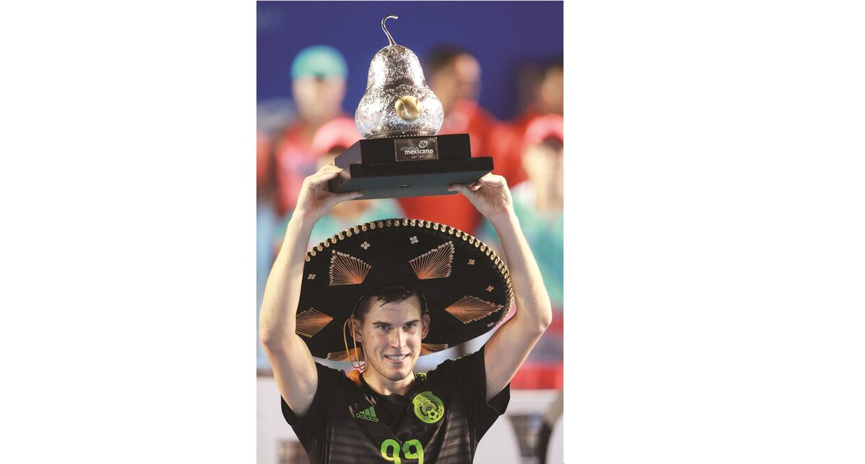 'Thieminho', quien ama a México, lució una playera del Tricolor y sombrero de charro para levantar el 'Guaje' (ÁLEX CRUZ. EFE)