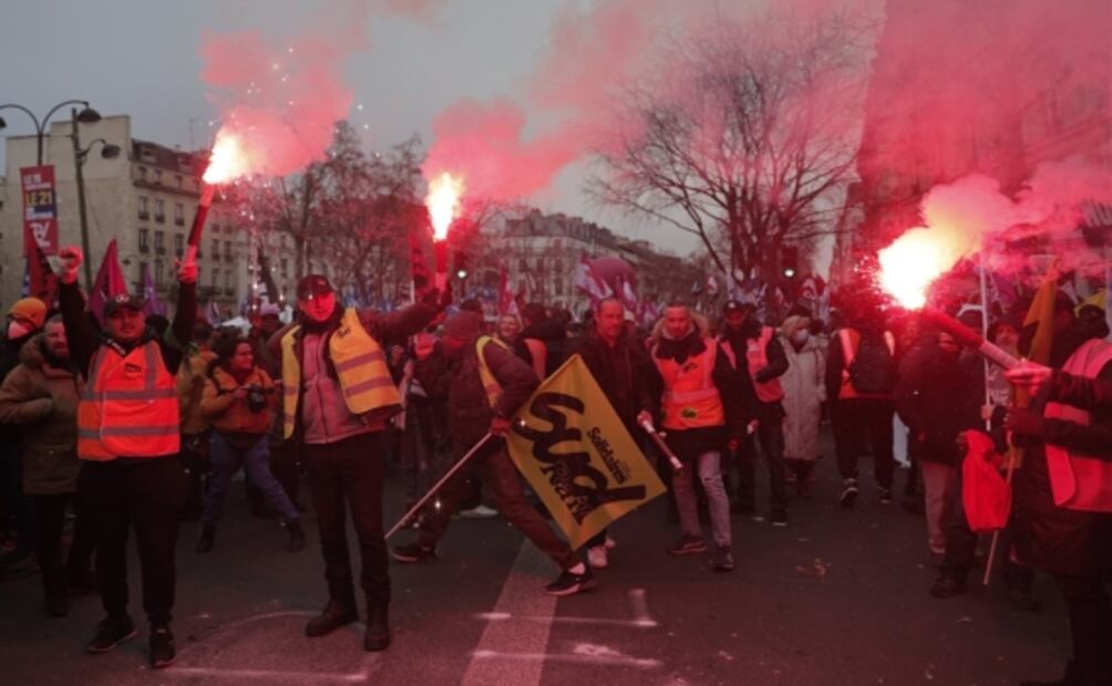 Se registran huelgas masivas y manifestaciones en Francia contra reforma de pensiones