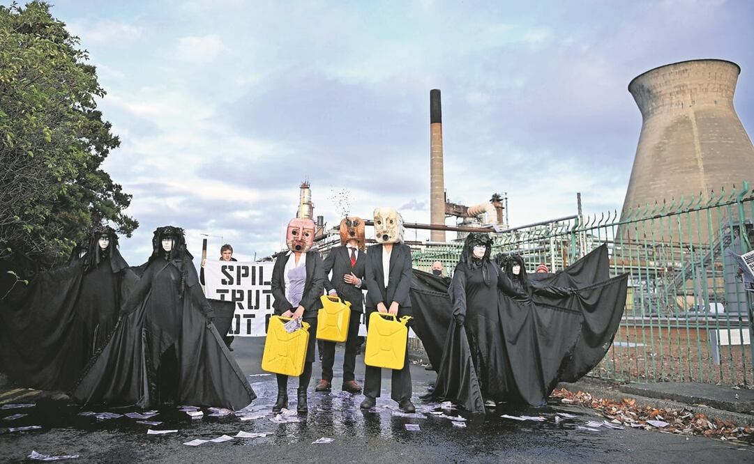 Activistas climáticos, ayer al protestar frente a la refinería y la planta petroquímica de INEOS en Grangemouth, Escocia. Foto: Ben Stansall. AFP