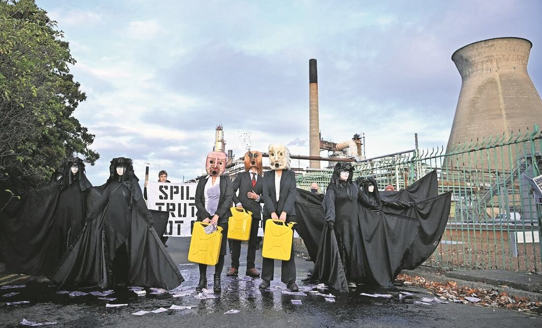 Activistas climáticos, ayer al protestar frente a la refinería y la planta petroquímica de INEOS en Grangemouth, Escocia. Foto: Ben Stansall. AFP