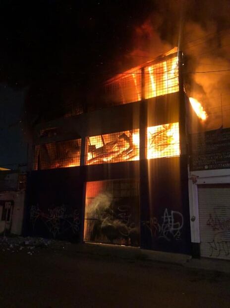 Incendio consume bodega de autopartes durante la madrugada en Monterrey