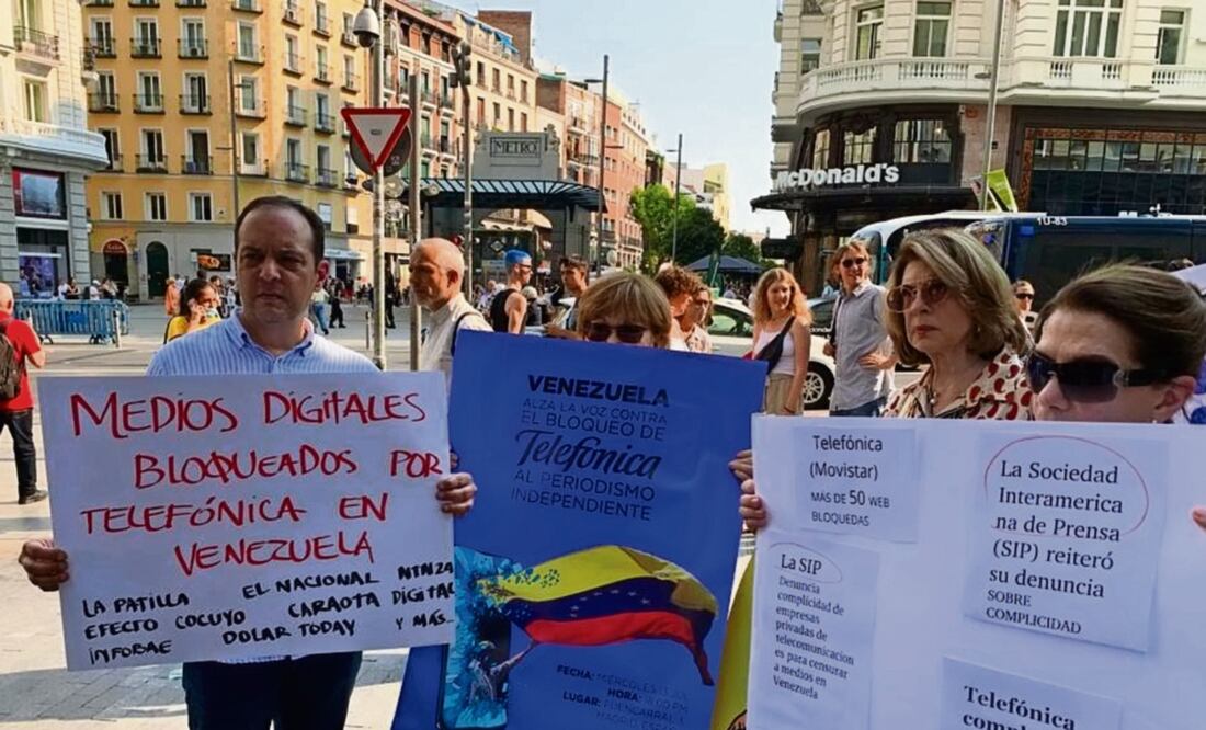 Ciudadanos se manifestaron frente a la sede de Telefónica en Madrid para protestar contra el bloqueo que impuso la compañía a medios de comunicación venezolanos. Foto: EL NACIONAL