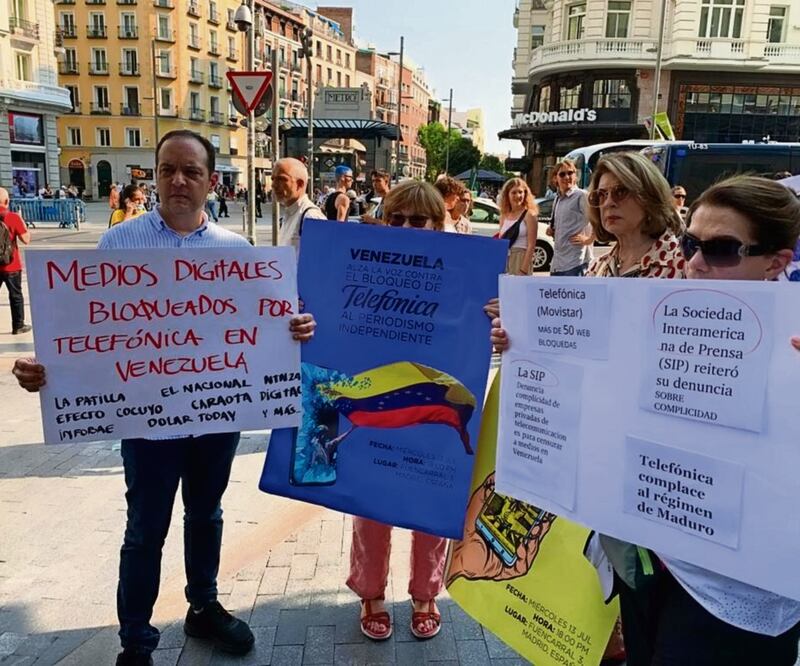Ciudadanos se manifestaron frente a la sede de Telefónica en Madrid para protestar contra el bloqueo que impuso la compañía a medios de comunicación venezolanos. Foto: EL NACIONAL