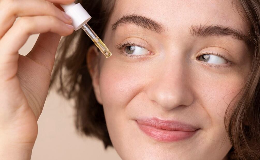 Aplica esta mascarilla una vez por semana para mantener la piel uniforme y luminosa. Foto: Freepik