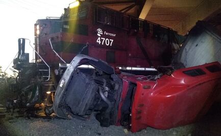 Tren embiste a tráiler en Ecatepec; trató de ganarle el paso