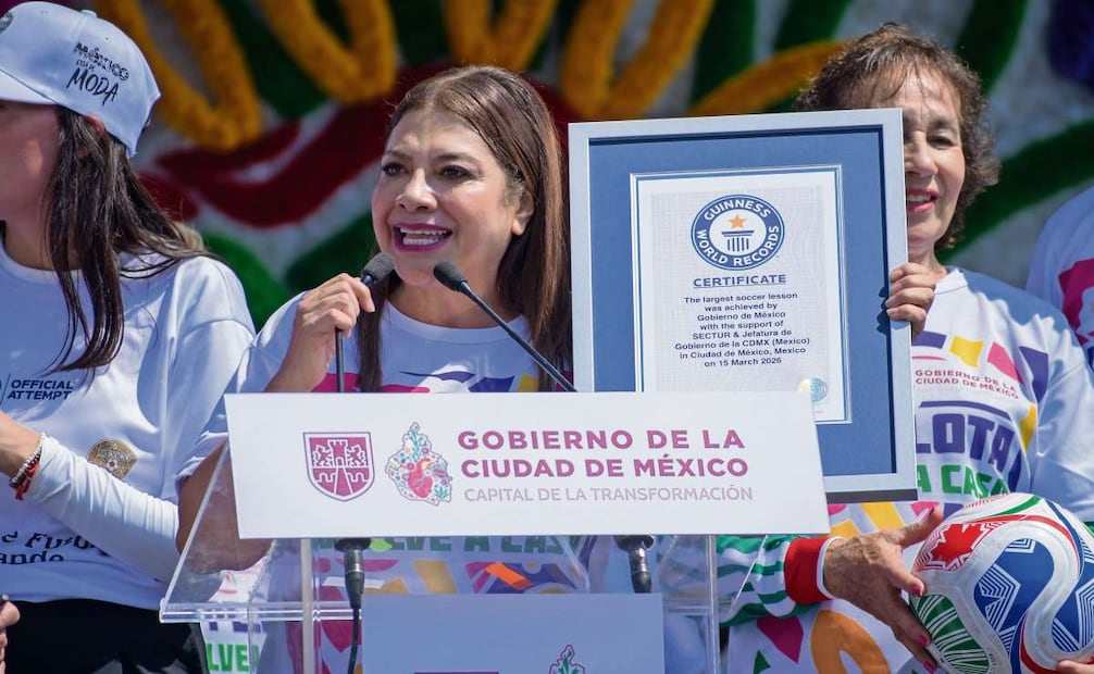 Ante los participantes, la jefa de Gobierno recibió el certificado de manos de representantes de Récord Guinness, con el que se avala el logro de este domingo. Foto: Hugo Salvador / EL UNIVERSAL