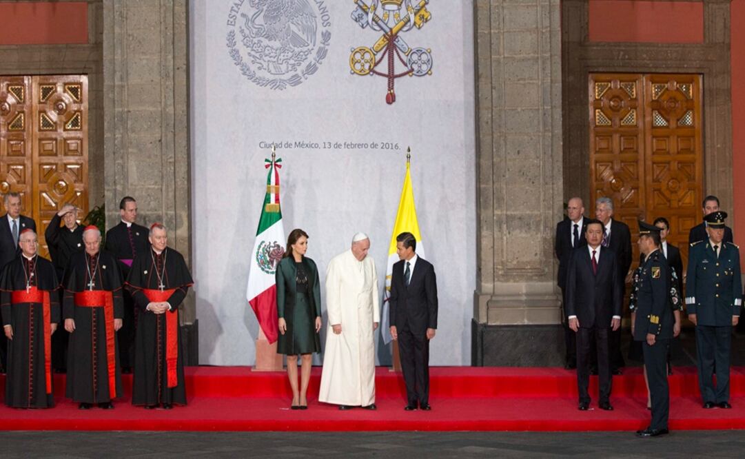 El Presidente Enrique Peña Nieto, acompañado por su esposa, Angélica Rivera de Peña, encabezó la Ceremonia Oficial de Bienvenida con motivo de la visita a México del Papa Francisco.  Foto: Especial 
