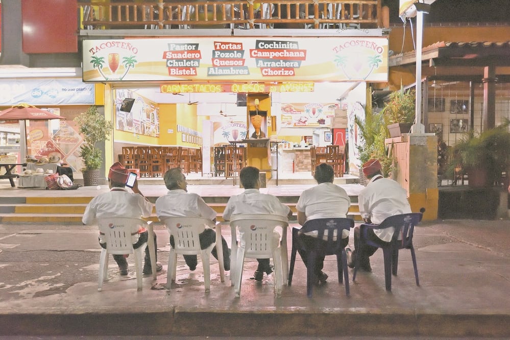 Meseros de los pocos restaurantes abiertos en la Costera Miguel Alemán esperan clientes. Recuerdan que en esta temporada no se daban abasto. Foto: Especial