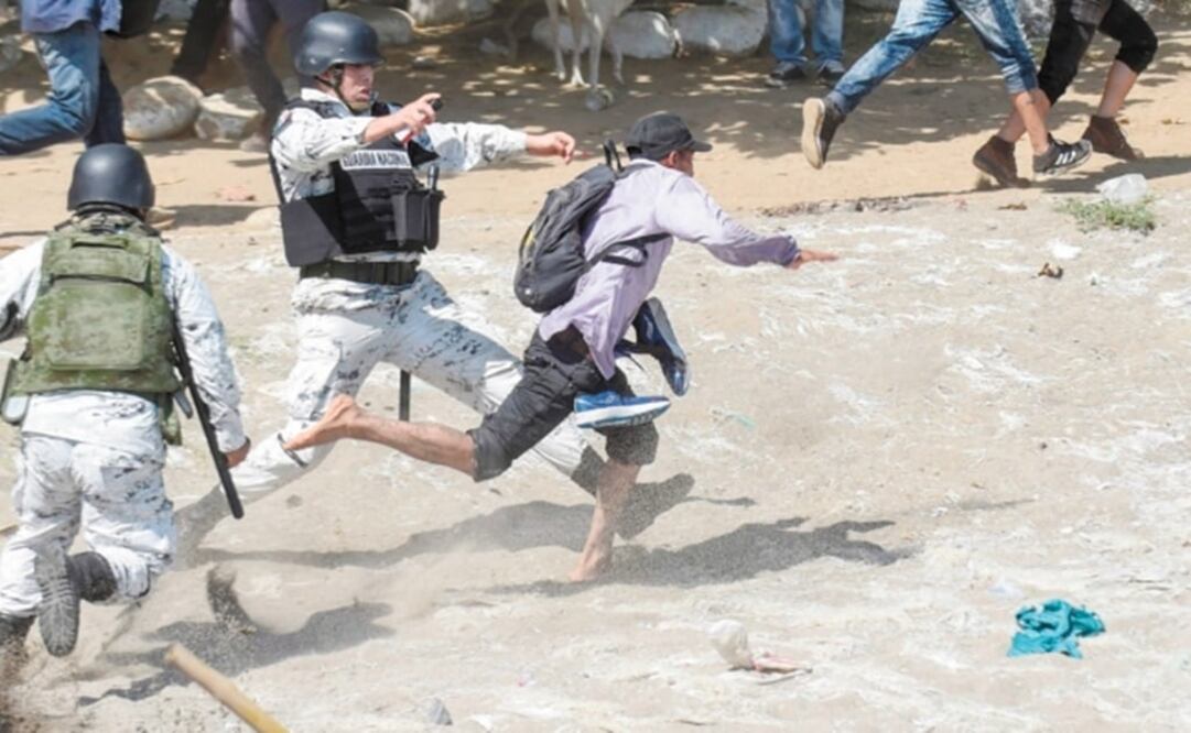 Foto: Johan Ordoñez. AFP / La imagen de un elemento de la GN poniendo el pie a un migrante