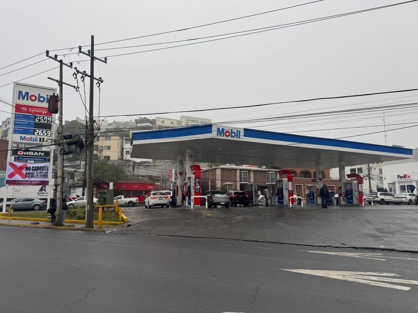 Mobil (en Monterrey, Nuevo León) fue una de las primeras gasolineras a las que se les colocó la manta de advertencia. Foto: X @Profeco
