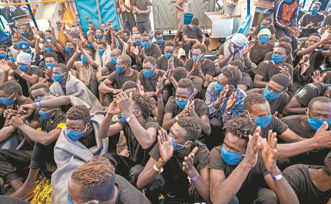 Migrantes, en el barco humanitario Sea Watch 4, en la costa de Sicilia, Italia. Ayer se informó que el navío puede desembarcar, en el puerto de Palermo, a los 353 inmigrantes que se encuentran a bordo desde hace 11 días. Foto: THOMAS LOHNES. AFP