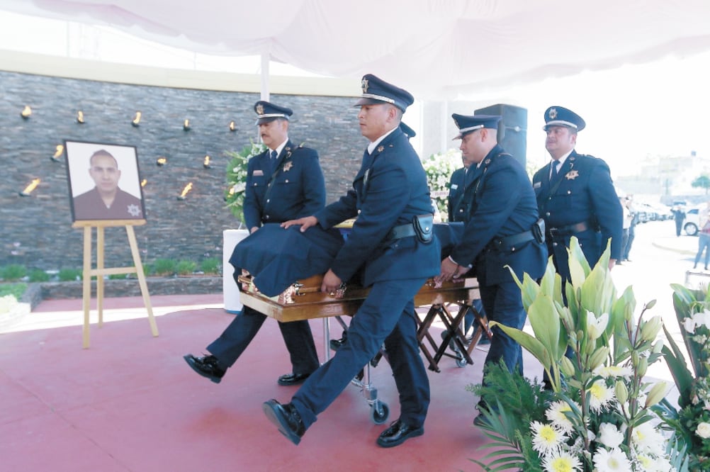 En memoria de los agentes de Guadalajara Sergio Rivas y Ramiro Alejandro Delgado, asesinados el martes en Tlaquepaque, se rindió un homenaje. Foto: CARLOS ZEPEDA. EL UNIVERSAL