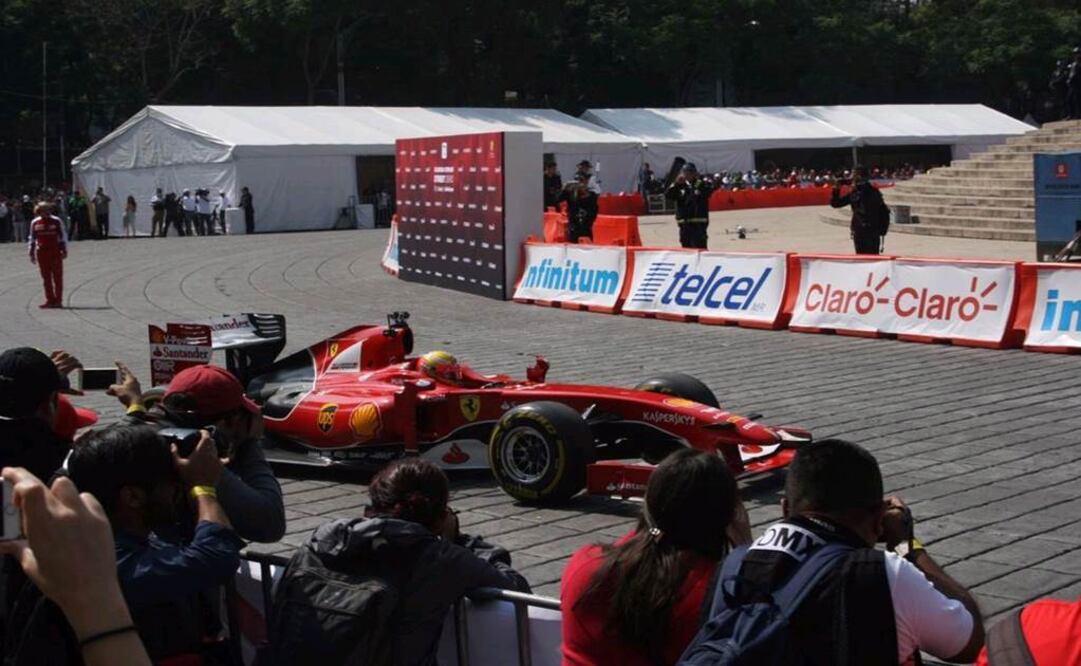 Esteban Gutiérrez y Ricardo Pérez Lara pilotaron diversos autos Ferrari durante la exhibición. (Foto: @GobiernoDF)
