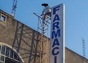 Rescatan a hombre que intentó arrojarse desde espectacular en Valle de Chalco