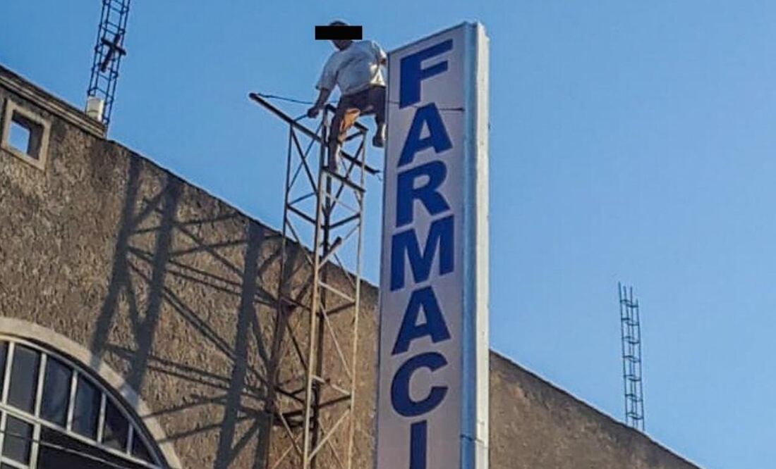 El anuncio está fijado a una casa de dos niveles mediante una estructura metálica, que fue utilizada por el residente para ascender hasta el punto más alto, desde donde intentó quitarse la vida. Foto: Especial