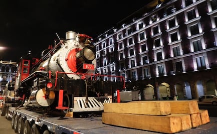 Llega la locomotora Petra al Zócalo para aniversario de la Revolución