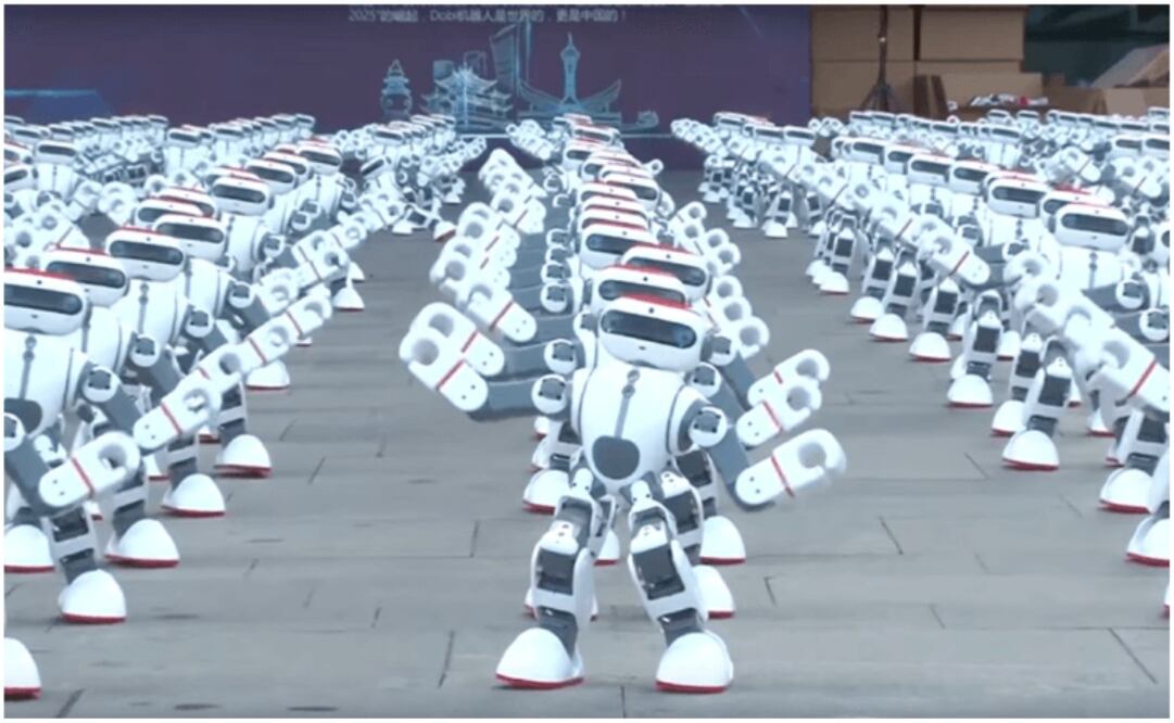 Para demostrar su destreza, mil 69 robots Dobi bailaron al mismo tiempo una rutina, moviéndose en sincronía, e impresionando a los funcionarios de Guinness World Record