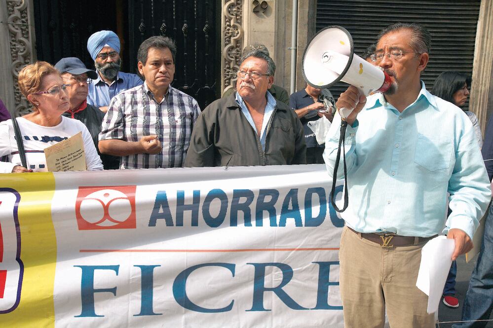 Los defraudados por Ficrea irán el viernes a Los Pinos a pedir audiencia con el presidente Enrique Peña Nieto, en busca de obtener la devolución de su dinero.