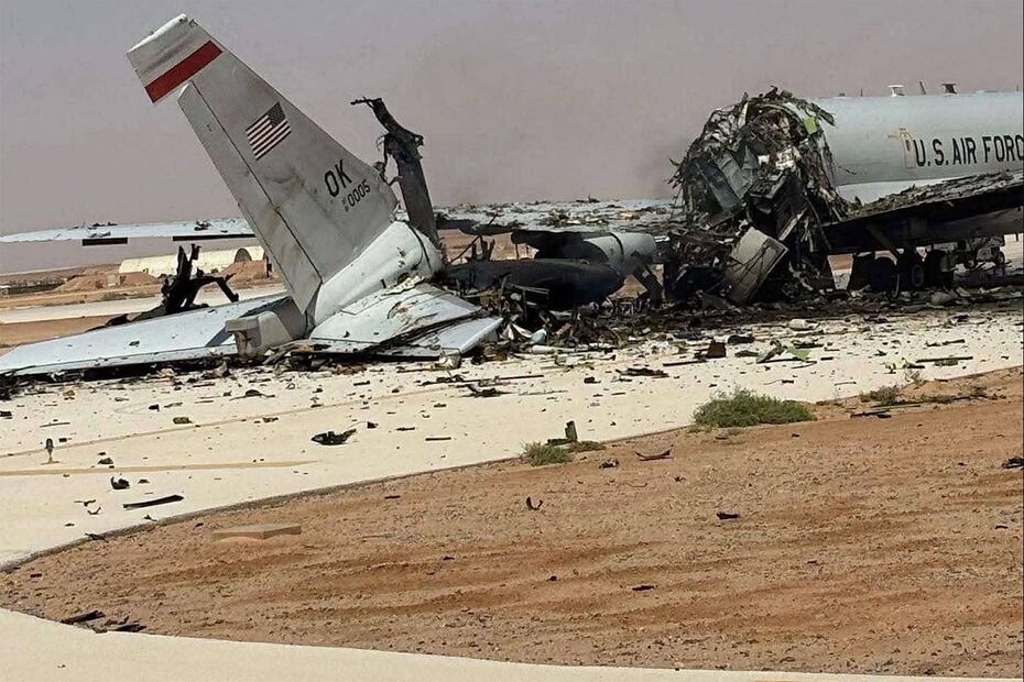 Una imagen verificada por AFP que muestra un avión de la Fuerza de Estados Unidos destruido en Arabia Saudita, luego de un ataque con misiles y drones por parte de Irán. FOTO: AFP