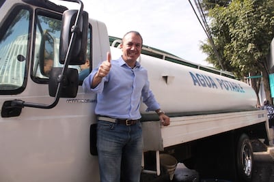 Asegura Carlos Orvañanos que reparto de agua en Cuajimalpa será sin distingo político; reitera que pipas de alcaldía son gratuitas