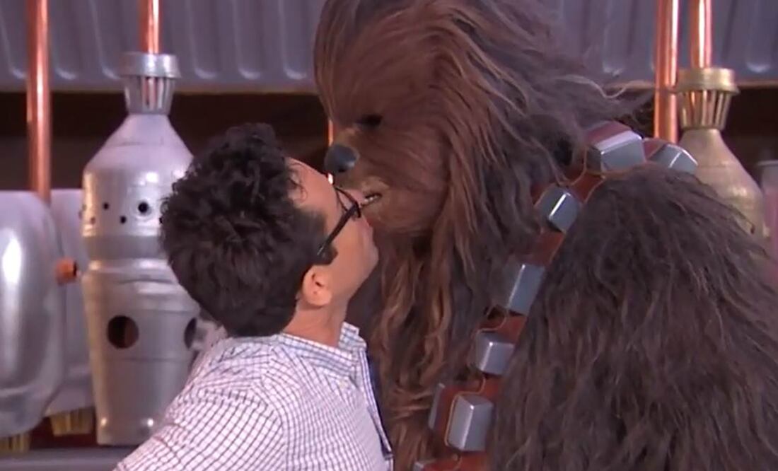 El cineasta tuvo que quitarse pelos de la boca después de este encuentro Foto: Tomada de video