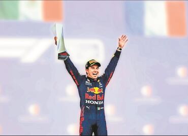 Checo Pérez volverá al GP de Azerbaiyán, donde ganó el año pasado