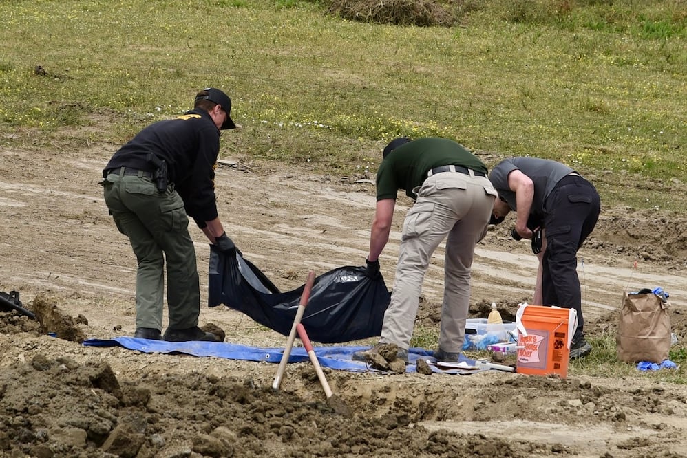 Investigadores revisan el centro Miranda's Rescue Animal Sanctuary, en Fortuna, California, donde se encontraron los restos de al menos 117 perros. FOTO: AP