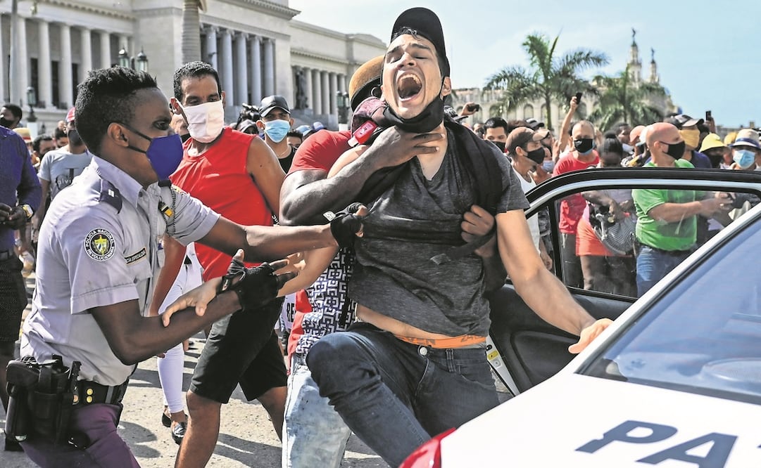 Un ciudadano es arrestado durante una manifestación contra el gobierno del presidente cubano Miguel Díaz-Canel en La Habana, el 11 de julio. Foto: Yamil Lage. AFP