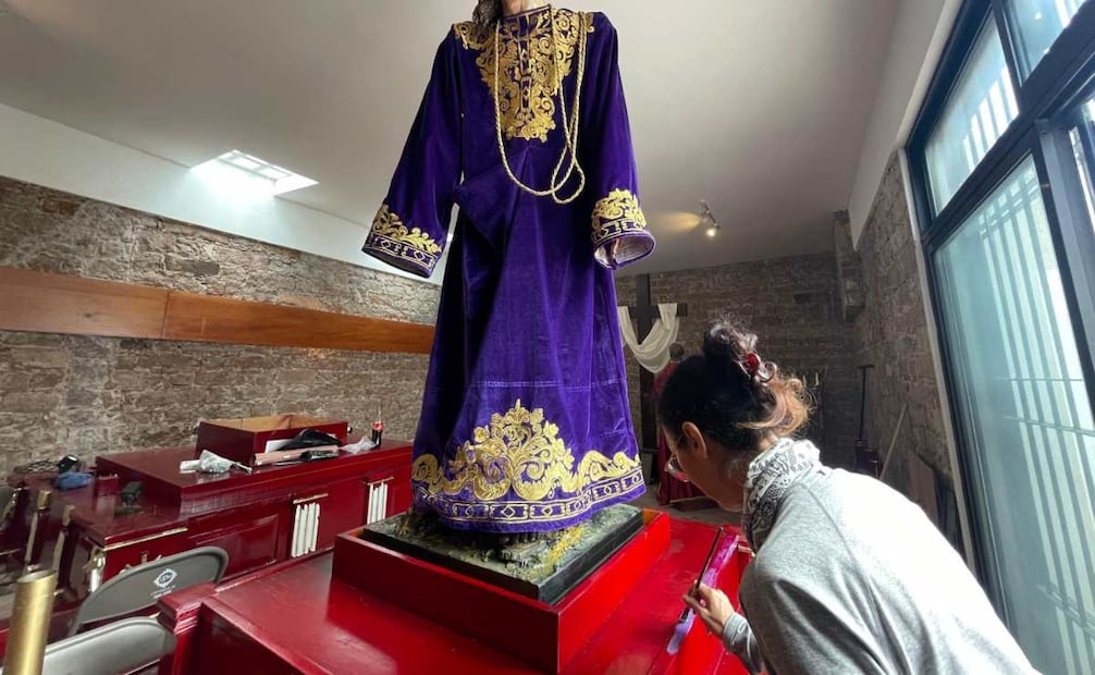 Beatriz Hernández tiempo, paciencia y sensibilidad a la restauración de Cristos y vírgenes. Foto: Humberto Torres / EL UNIVERSAL.