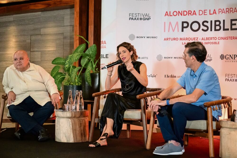 Alondra de la Parra presentó ayer el disco Imposible, acompañada del crítico Lázaro Azar y del presidente de Sony Music México, Roberto López