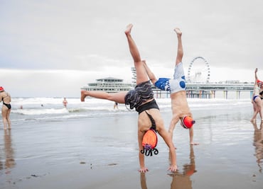 Celebran Año Nuevo en Holanda con tradicional "chapuzón glacial"