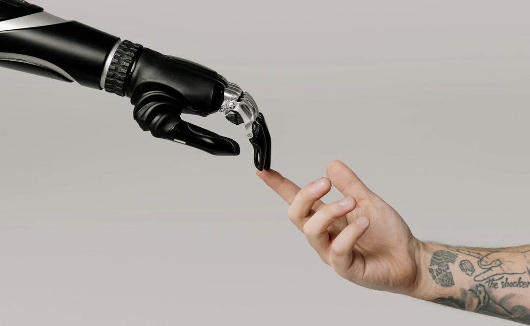 Mano de robot y mano humana. Imagen: Pexels