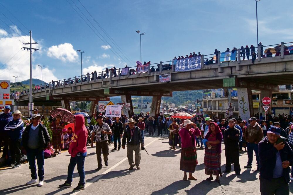 Indígenas bloquearon un camino durante el paro nacional para exigir la renuncia de la fiscal general Consuelo Porras, en San Cristóbal Totonicapán, Guatemala. Foto: Gustavo Rodas / AFP