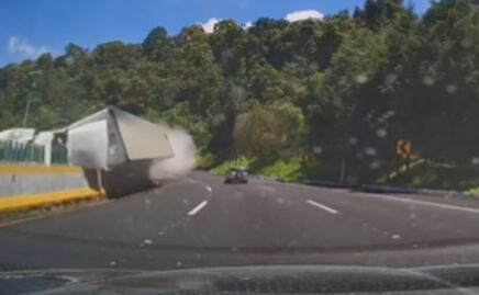 VIDEO: Restablecen circulación tras volcadura de tráiler en la México-Cuernavaca