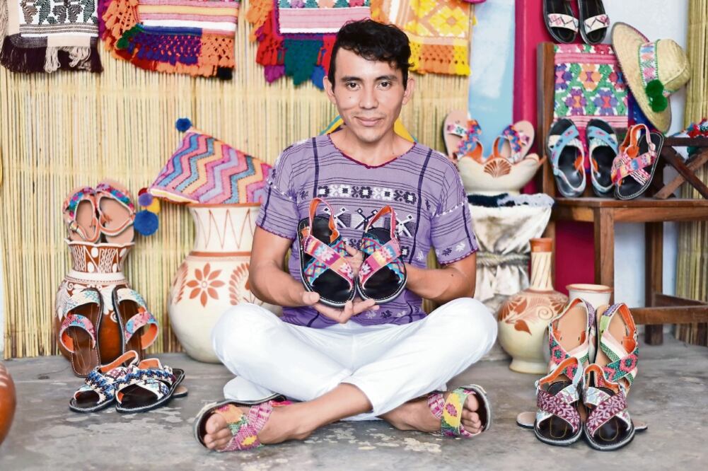 Actualmente Alexis exporta sus huaraches artesanales a Alemania, Estados Unidos, Chile y Colombia, pero al principio fue difícil comercializarlos. (Fotos: SALVADOR CISNEROS)