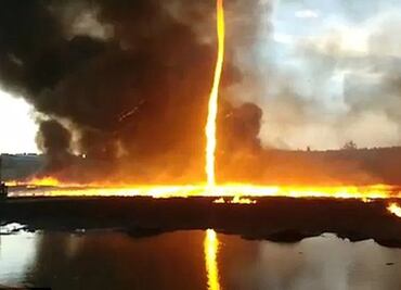 Video. Captan impresionante tornado de fuego durante incendio industrial en Reino Unido