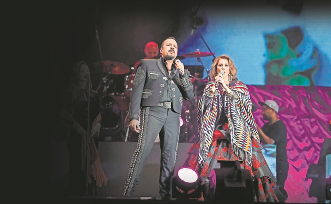 Aguilar y Pineda unieron voces para cantarle al amor y al triunfo del TRI. Foto: IRVIN OLIVARES. EL UNIVERSAL
