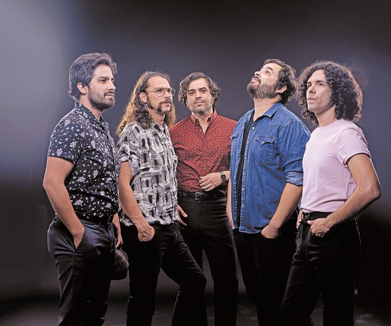 Su álbum Próximos prójimos contiene temas con sentimiento profundo como “El derrumbe”, que grabaron en un penteón. OCESA