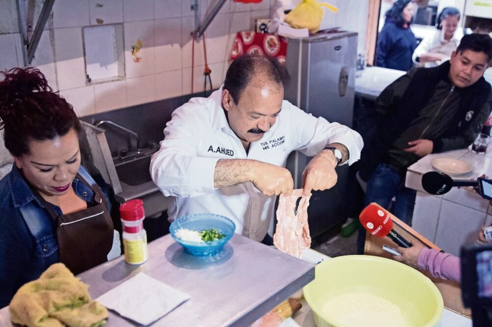 El ex funcionario visitó el Mercado Abelardo Rodríguez, en la colonia Centro, donde ayudó a preparar un platillo en una cocina económica. (MOISÉS PABLO. CUARTOSCURO)