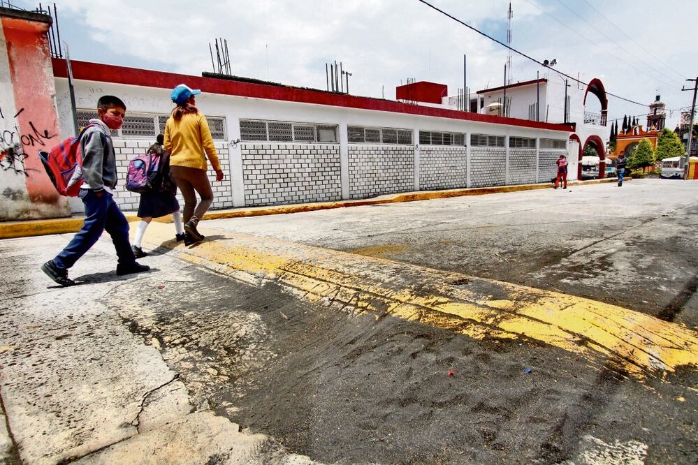 El gobernador de Puebla anunció quea partir de hoy las clases serán a distancia en escuelas de11 municipios de la región.