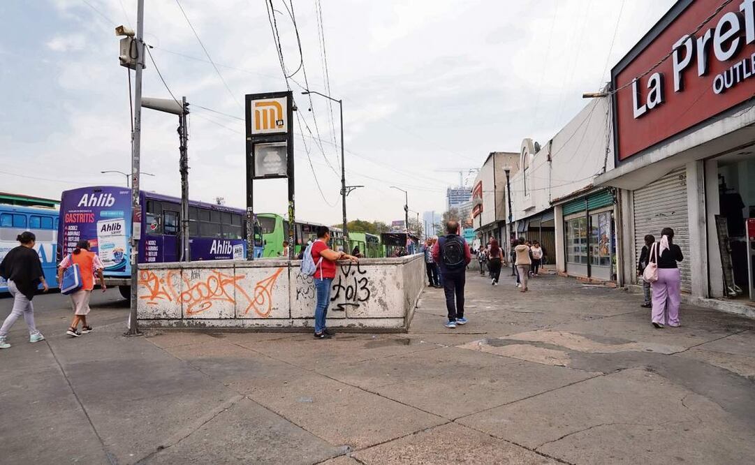 El alcalde de Miguel Hidalgo agradeció a los voluntarios que se unieron a la limpieza del paradero del Metro Tacubaya, por donde miles de personas transitan diariamente. Foto: Especial (16/01/2025)