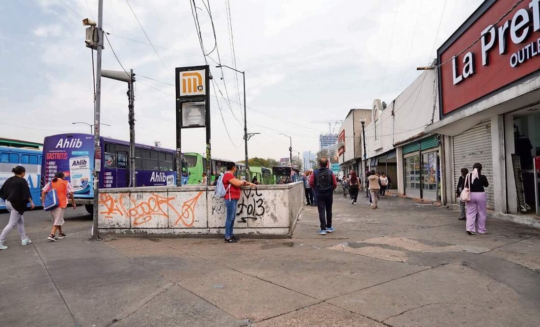 El alcalde de Miguel Hidalgo agradeció a los voluntarios que se unieron a la limpieza del paradero del Metro Tacubaya, por donde miles de personas transitan diariamente. Foto: Especial (16/01/2025)