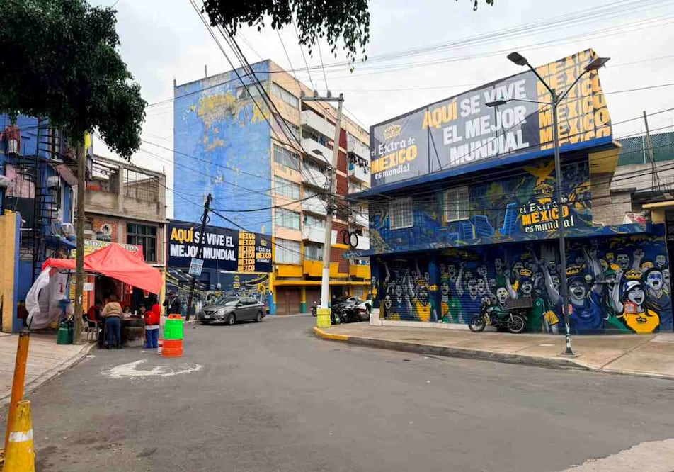 Negocios y vecinos cercanos al Estadio Ciudad de México se preparan para el Mundial; deben dejar libres las banquetas. Foto: Arturo Ordaz Díaz / EL UNIVERSAL