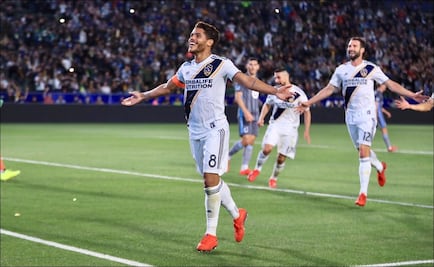 Jonathan Dos Santos anota en el juego del Galaxy