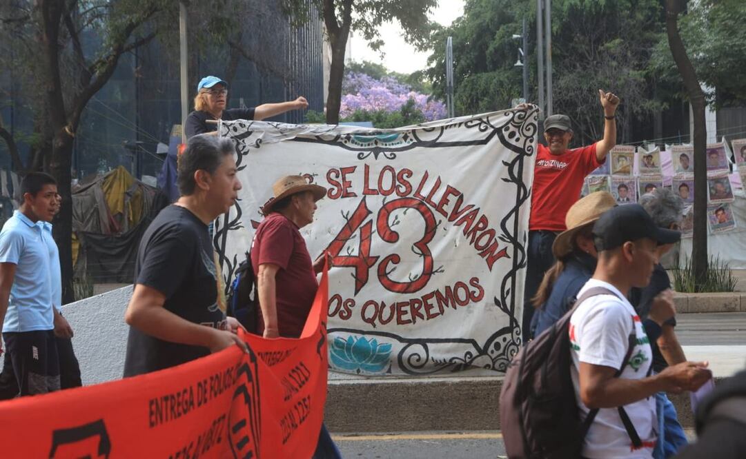 Padres de los 43 normalistas desaparecidos de Ayotzinapa criticaron a la candidata de Morena, Claudia Sheinbaum porque en sus 100 propuestas de gobierno no menciona el Caso Ayotzinapa. Foto: Gabrial Pano. EL UNIVERSAL/Archivo