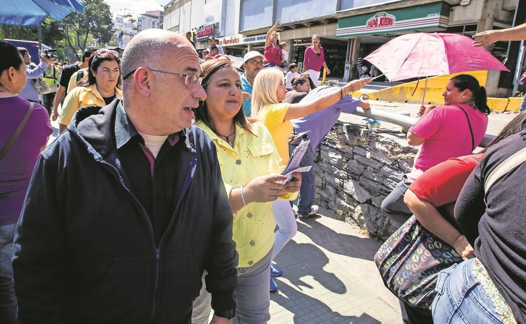 La exdiputada de la Asamblea Nacional Dinorah Figuera (centro), mientras camina en las inmediaciones del supermercado Bicentenario en Caracas, el 6 de febrero de 2015. Foto: Miguel Gutiérrez / EFE